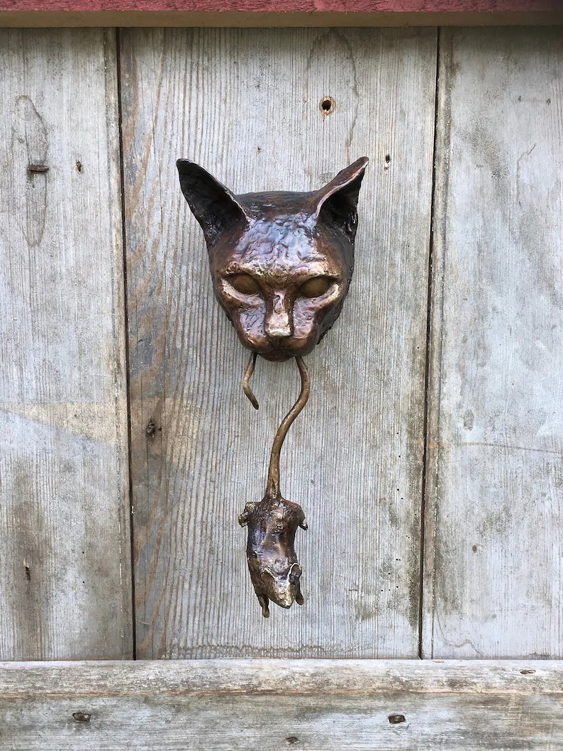 Dekorativ dörrkläpp med kattmotiv i bronslook