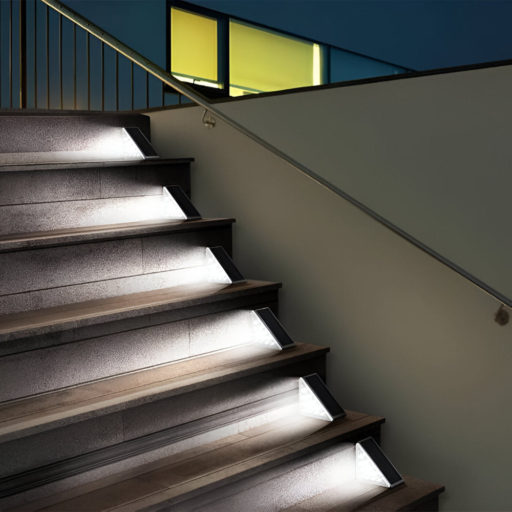 TriGlow Steps – Triangulär Solcellsbelysning för Trädgård (2/6-pack)