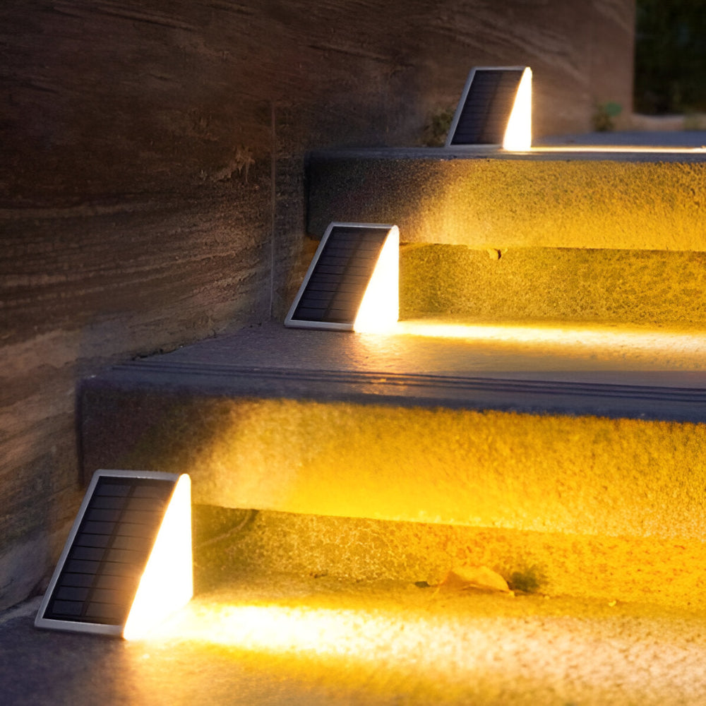 TriGlow Steps – Triangulär Solcellsbelysning för Trädgård (2/6-pack)
