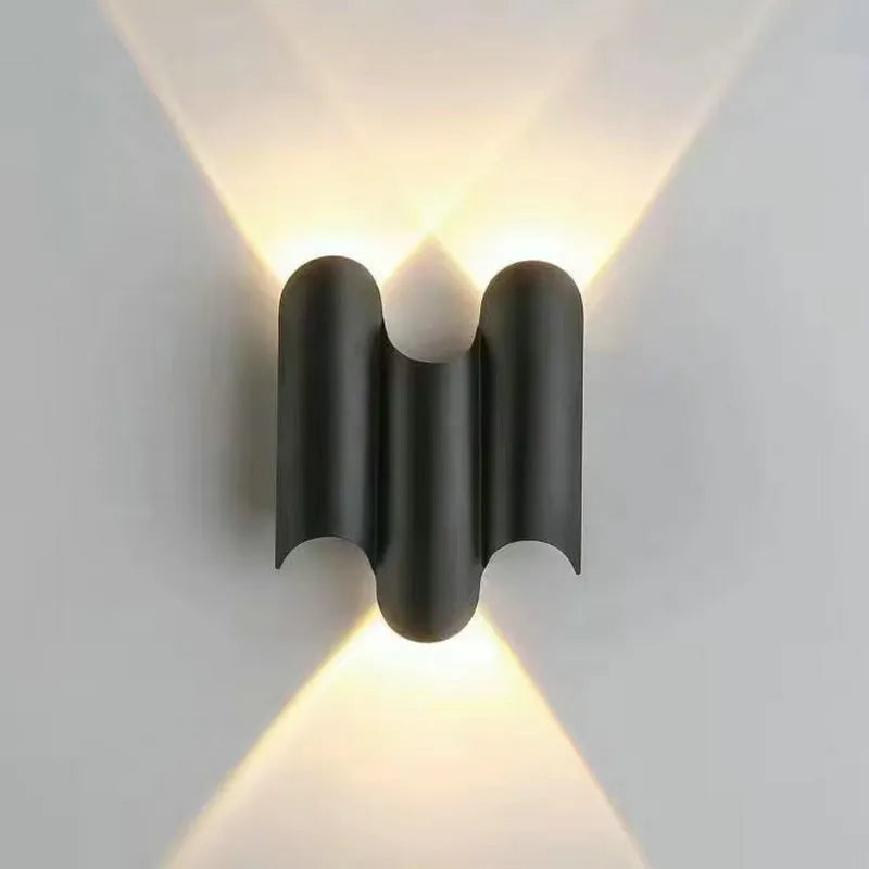 LuxeRay – Svart & Guld Vägglampa i Modern LED-design