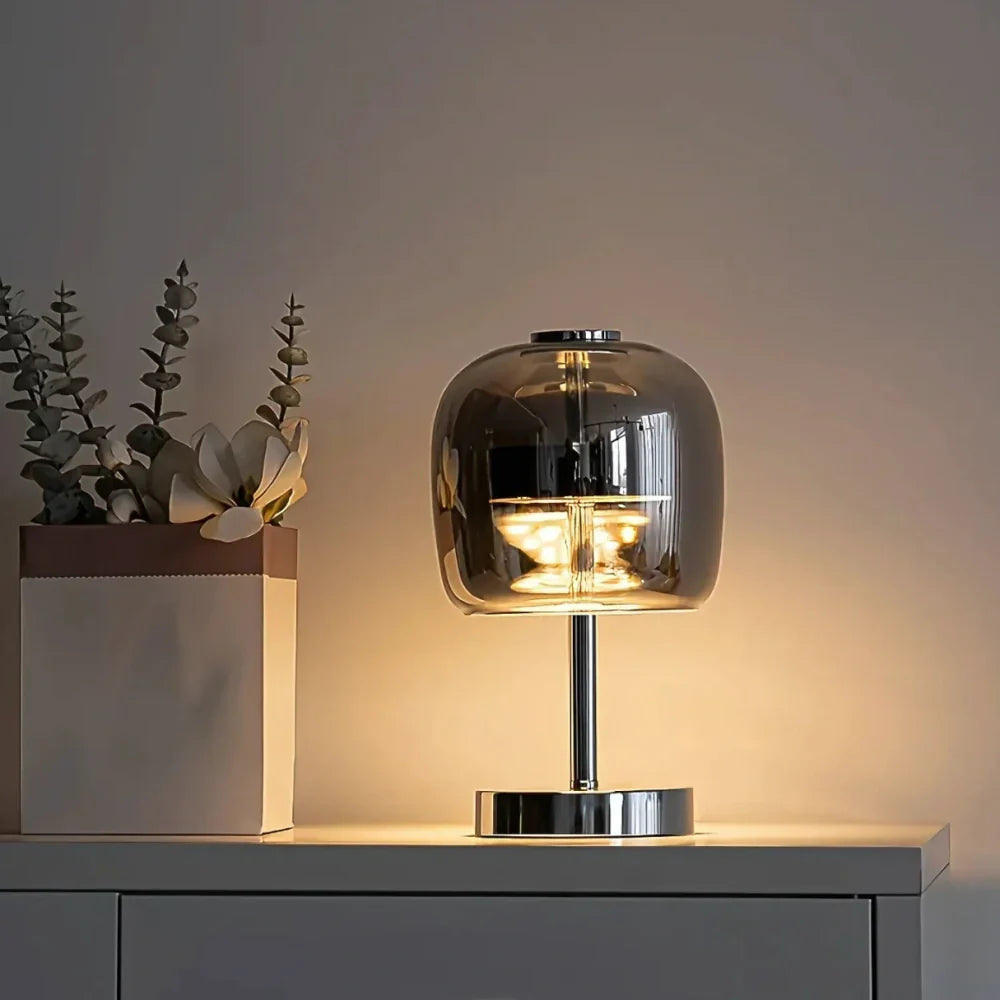 NovaLume – Modern bordslampa med dimbart ljus och USB-anslutning i järn och glas