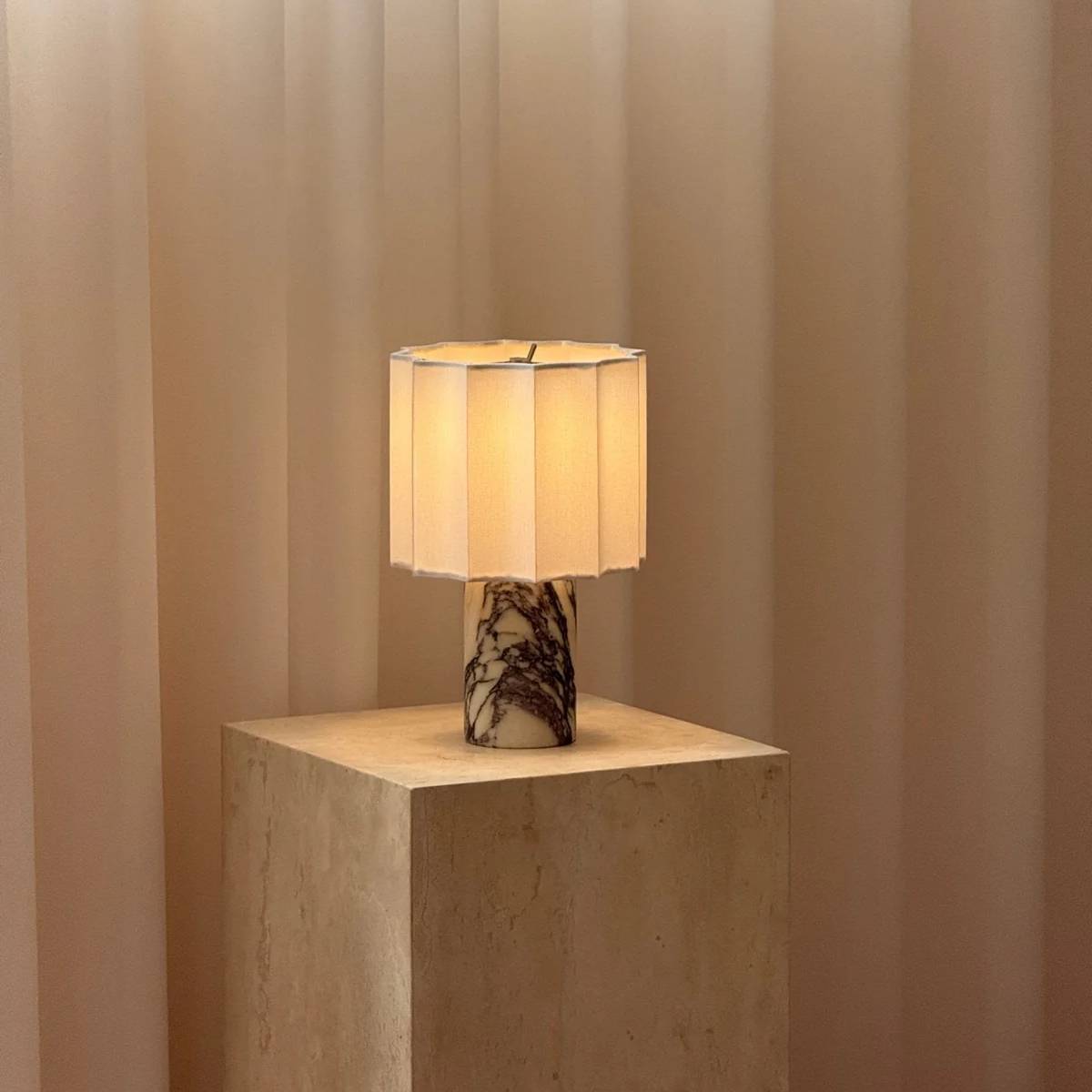 Orvinna – Elegant Marmorbordslampa med Varm Belysning