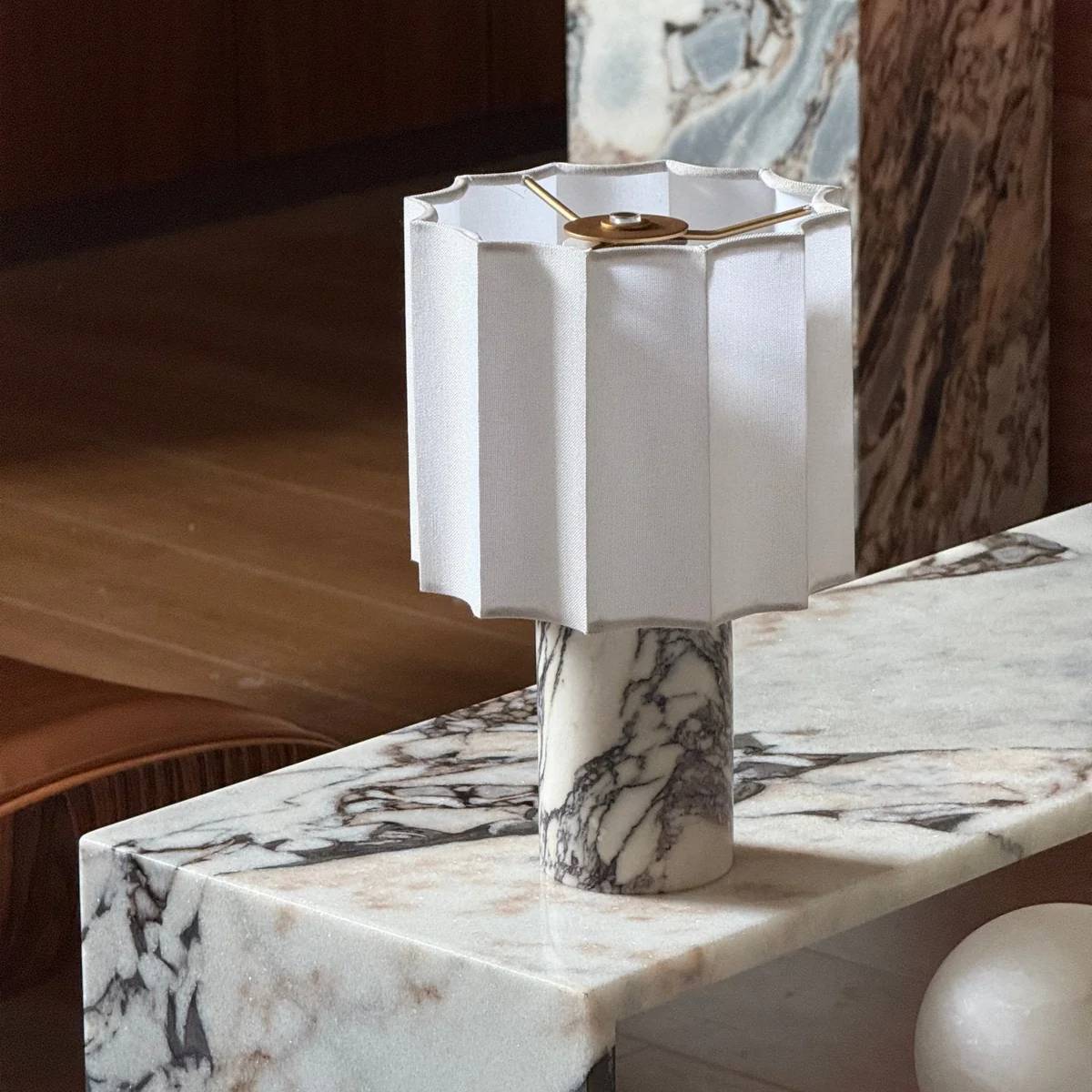 Orvinna – Elegant Marmorbordslampa med Varm Belysning