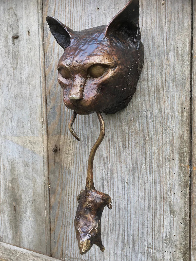 Dekorativ dörrkläpp med kattmotiv i bronslook