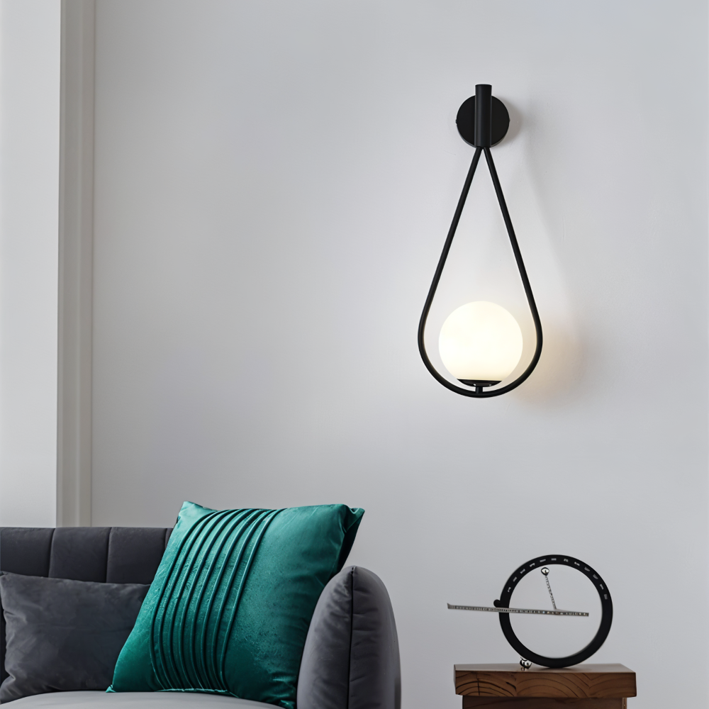 Luméa – Vägglampa i Droppformad Glasdesign med Konstnärlig Metallram