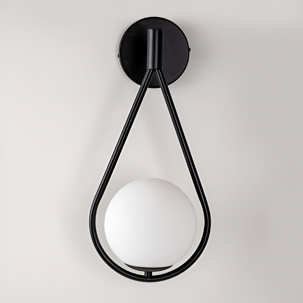 Luméa – Vägglampa i Droppformad Glasdesign med Konstnärlig Metallram