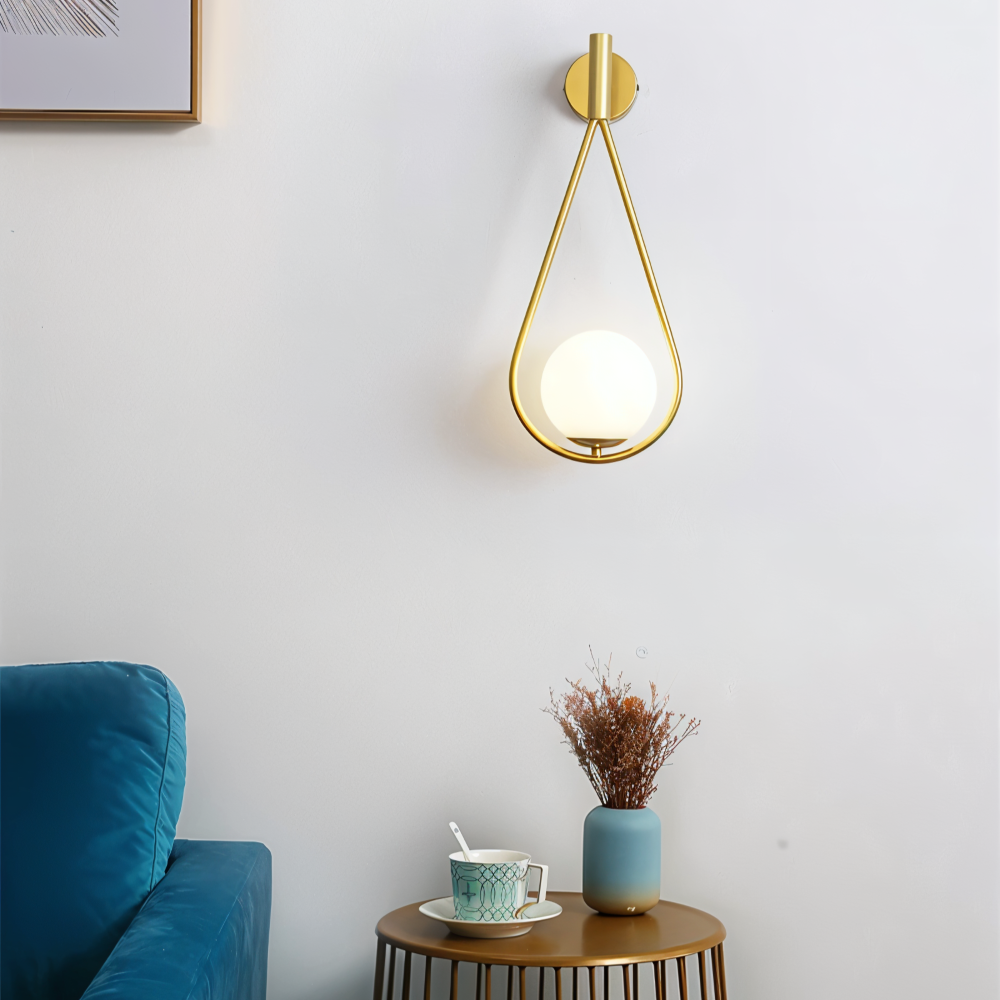 Luméa – Vägglampa i Droppformad Glasdesign med Konstnärlig Metallram