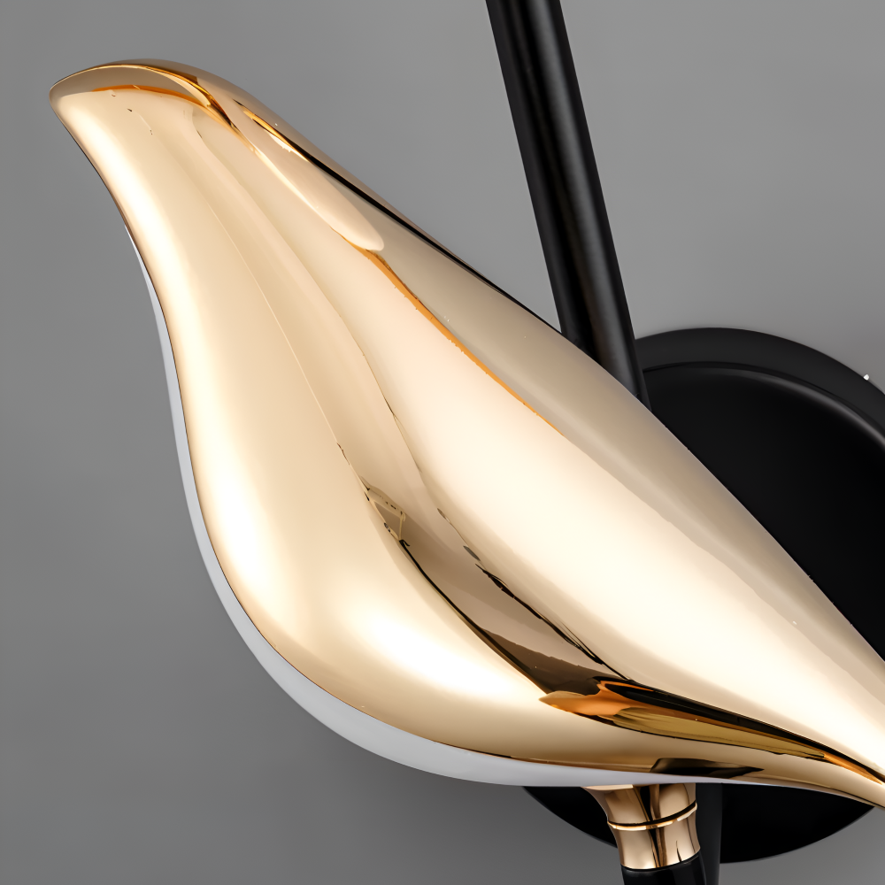 Aves Glow – Guld Vägglampa med Roterande Fågeldesign och LED-belysning