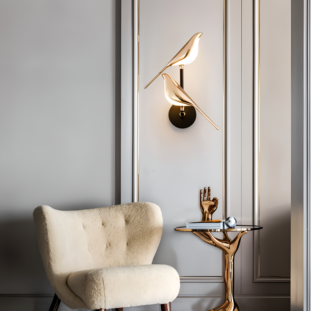 Aves Glow – Guld Vägglampa med Roterande Fågeldesign och LED-belysning