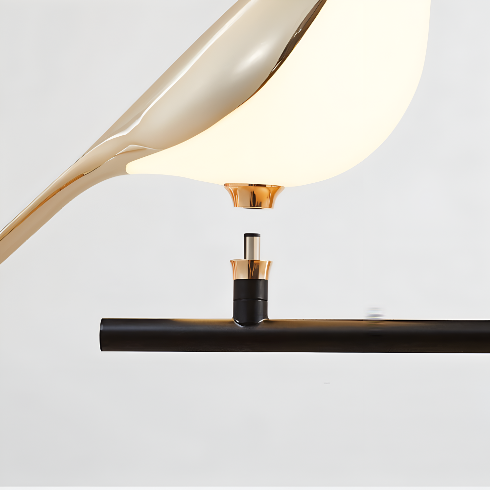 Aves Glow – Guld Vägglampa med Roterande Fågeldesign och LED-belysning