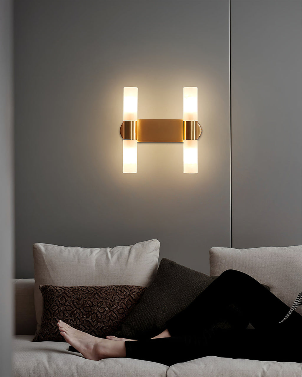 Lario – Elegant Vägglampa i Mässing med Energibesparande LED-belysning