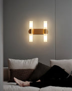 Lario – Elegant Vägglampa i Mässing med Energibesparande LED-belysning