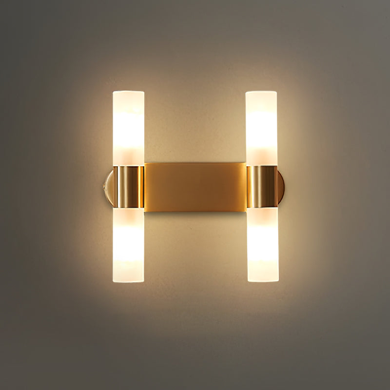 Lario – Elegant Vägglampa i Mässing med Energibesparande LED-belysning