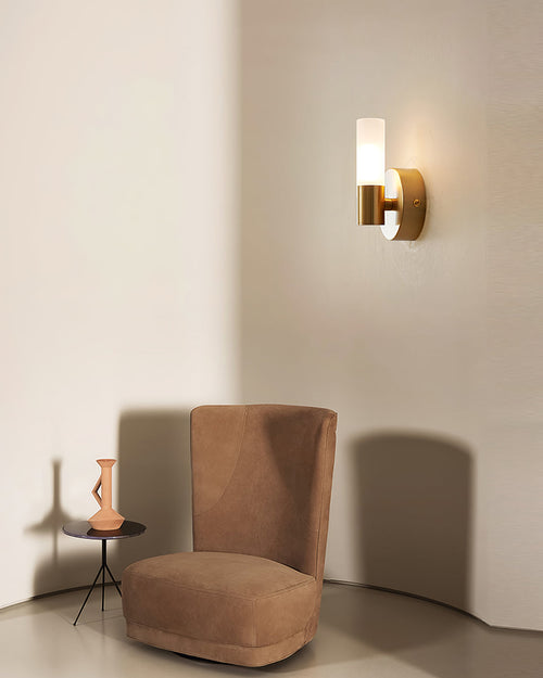 Lario – Elegant Vägglampa i Mässing med Energibesparande LED-belysning