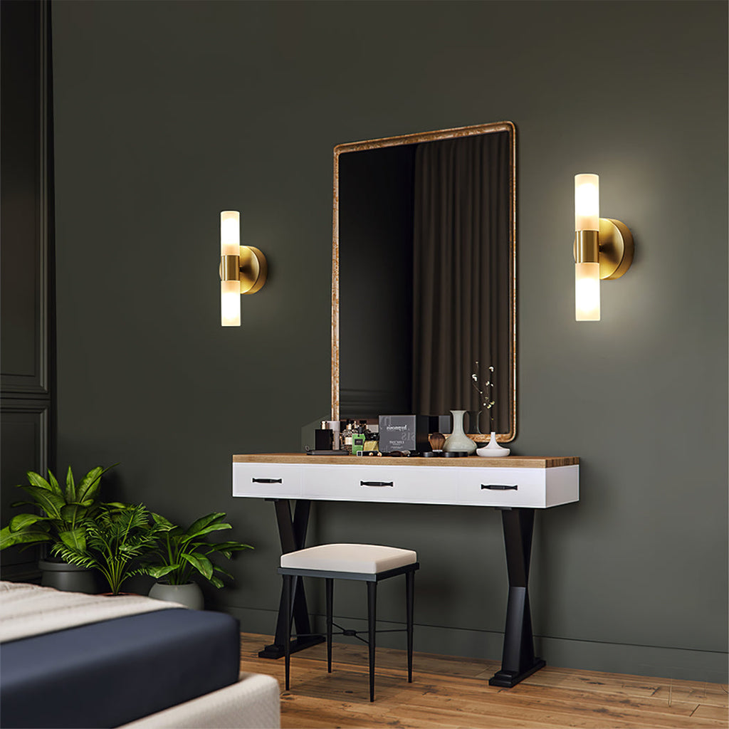 Lario – Elegant Vägglampa i Mässing med Energibesparande LED-belysning