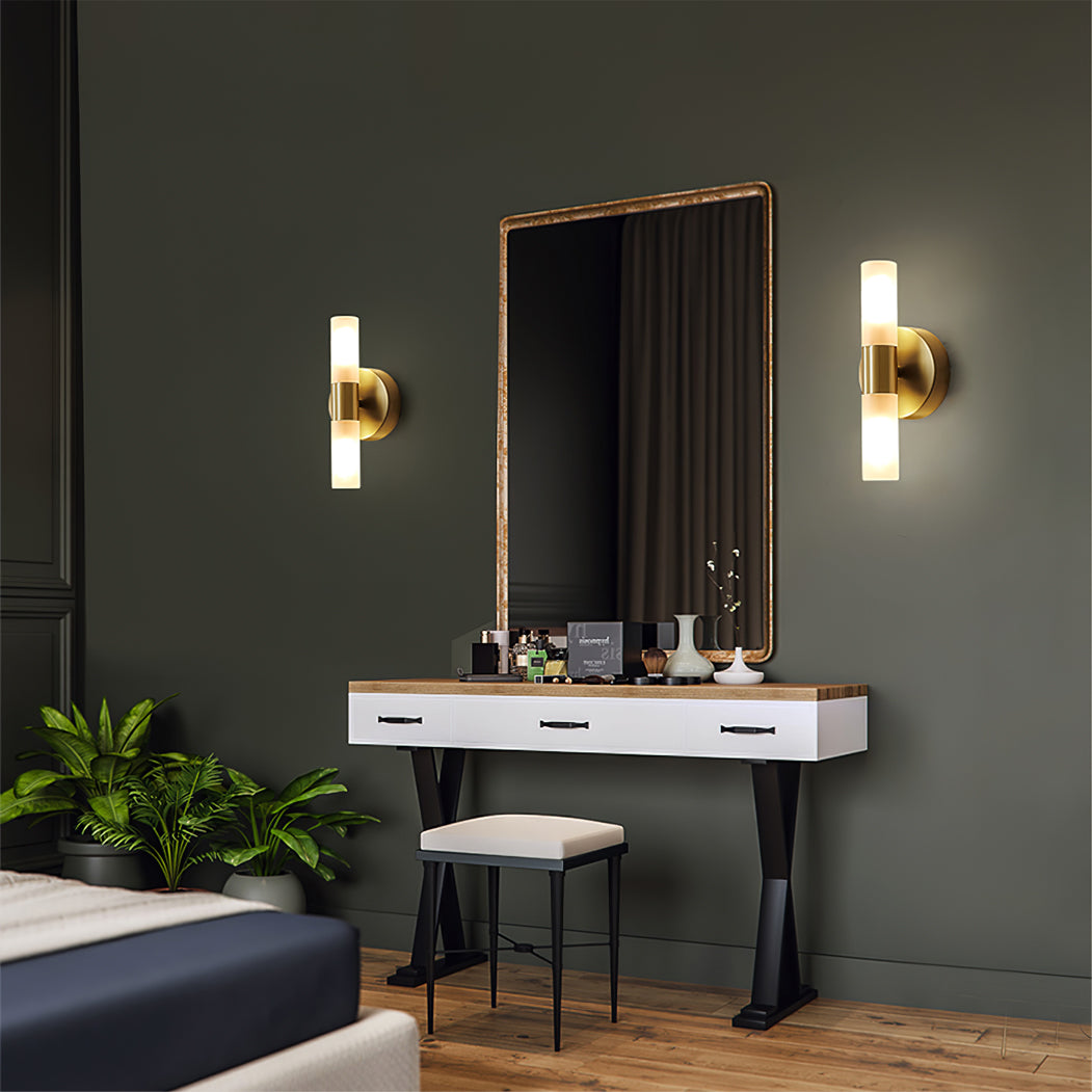Lario – Elegant Vägglampa i Mässing med Energibesparande LED-belysning