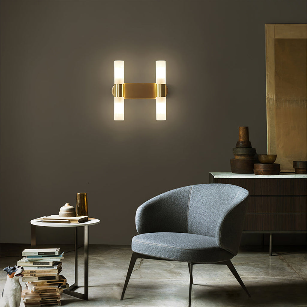 Lario – Elegant Vägglampa i Mässing med Energibesparande LED-belysning
