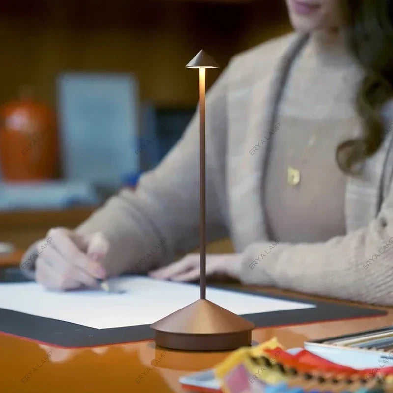 Lumivra – Konstnärlig uppladdningsbar bordslampa med dimbar LED för matsal och hem