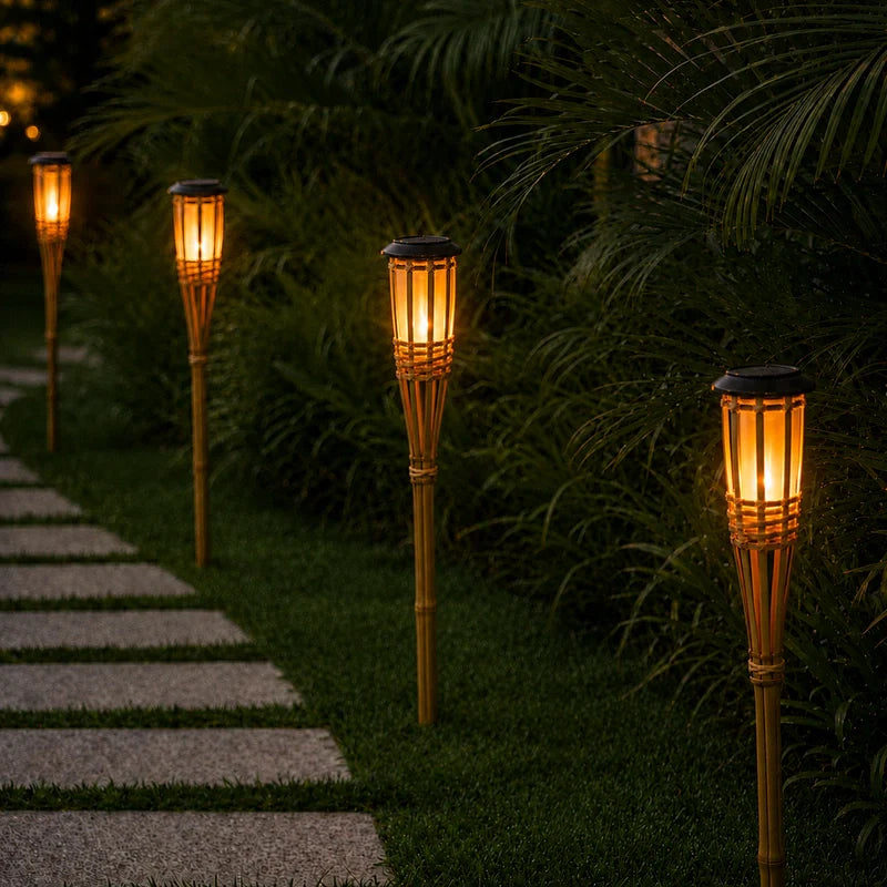 Solcellsdriven bambufackla med flammande LED-ljus