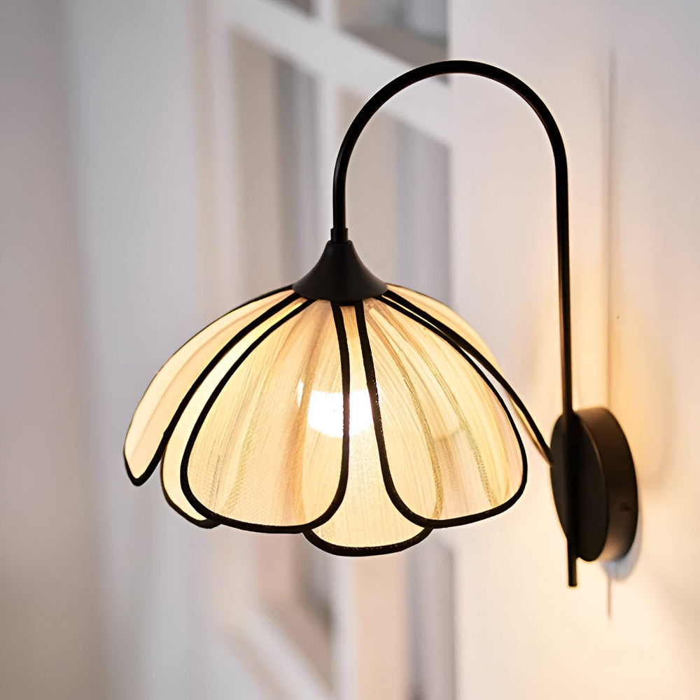 NaturaBloom – Vägglampa i Svart och Rotting med Blomformad Wabi-Sabi Design