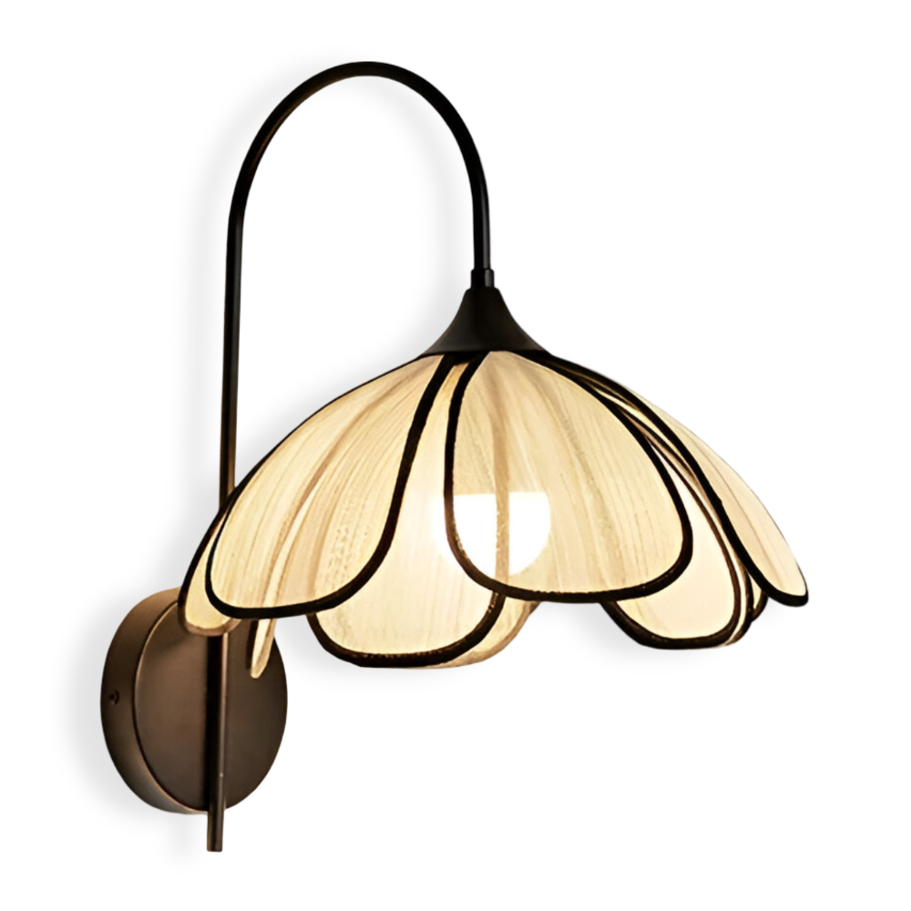 NaturaBloom – Vägglampa i Svart och Rotting med Blomformad Wabi-Sabi Design