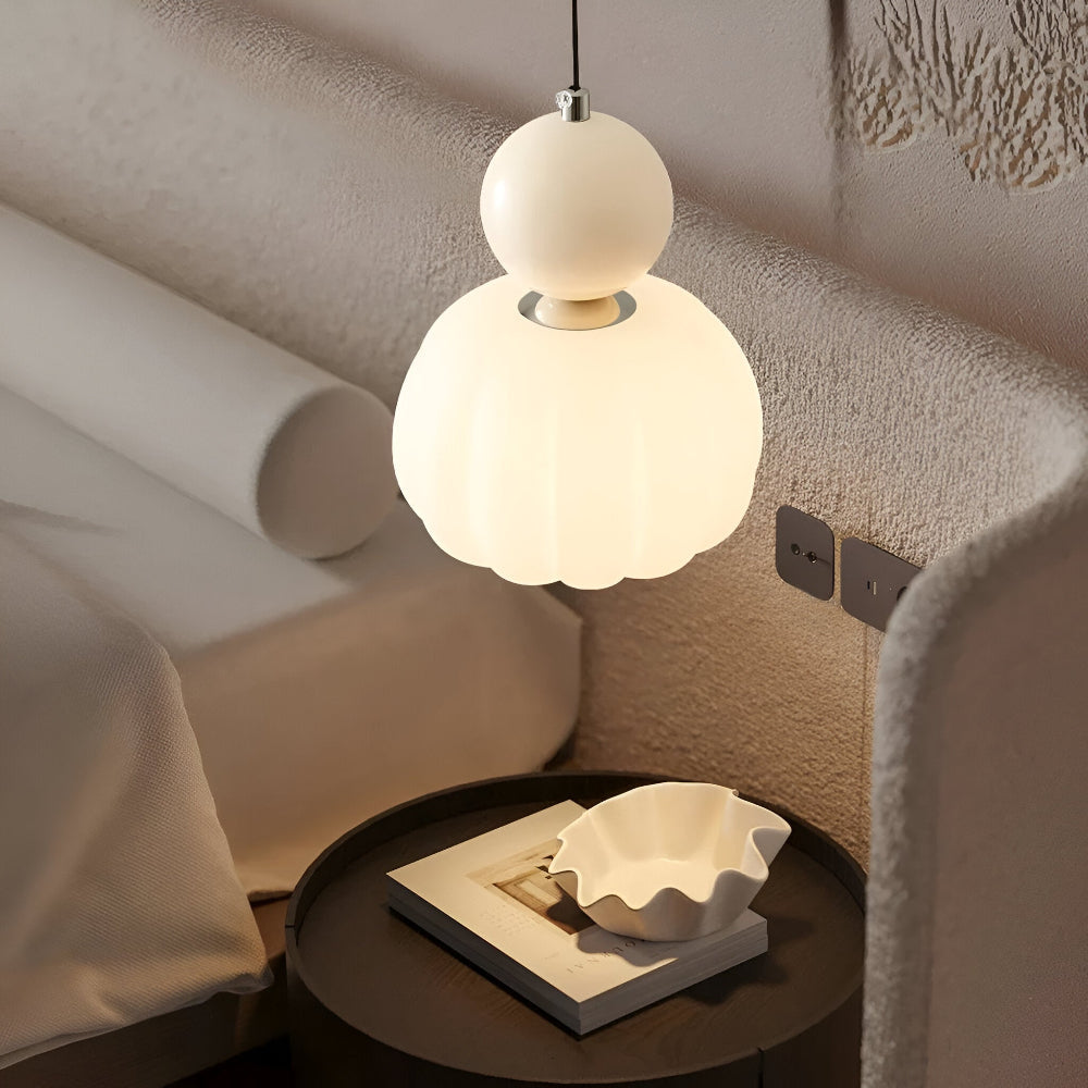 Crémura – Klassisk Art Deco Pendellampa i Crème och Metall