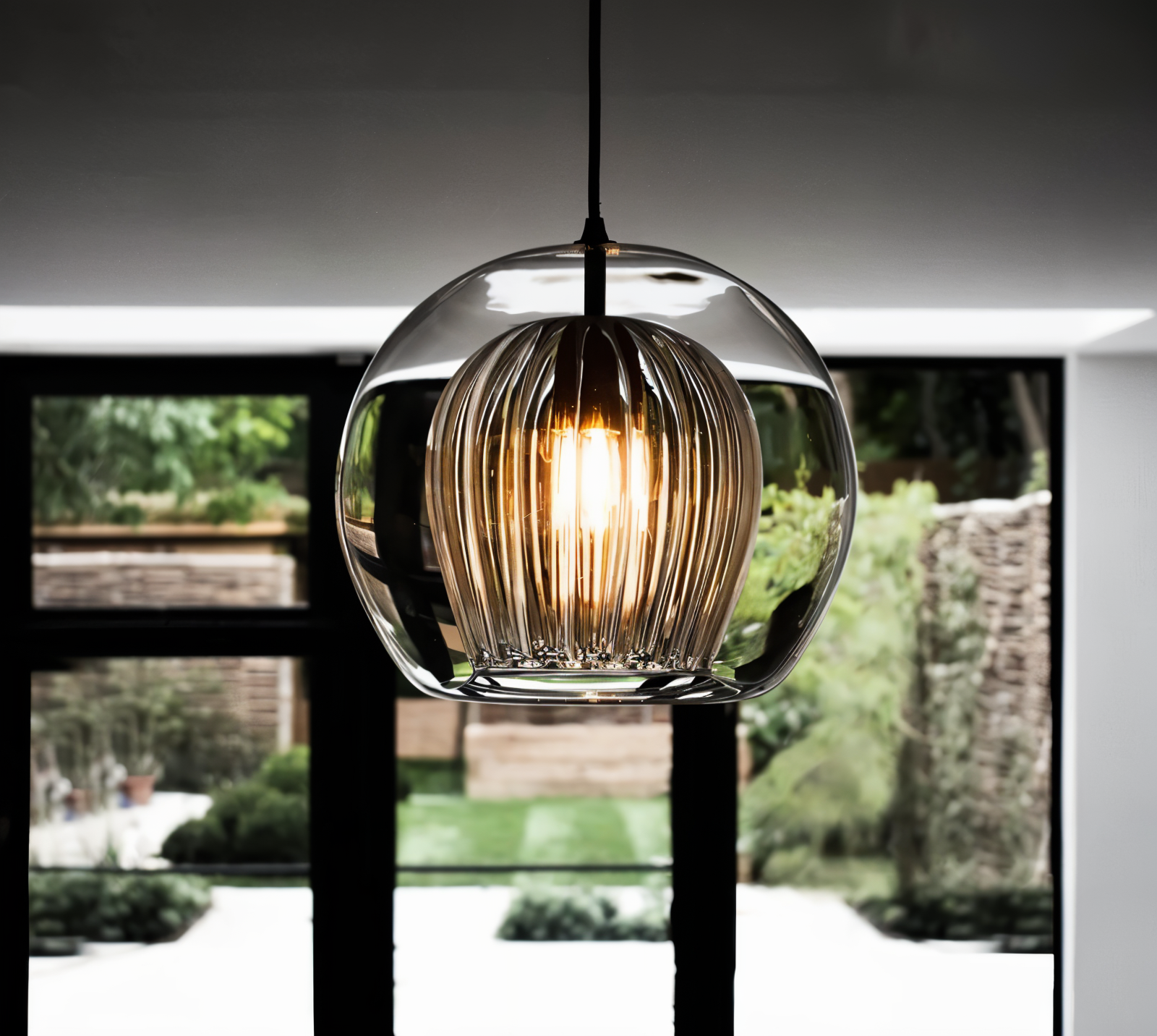 Clairvéa – Klotformad Glaspendellampa med Vintage Elegans
