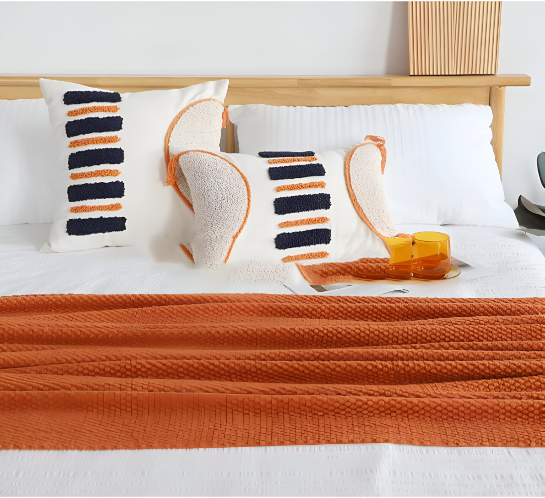 ChunkWeave Cozy – Grovstickad Akrylfilt med Tofsar