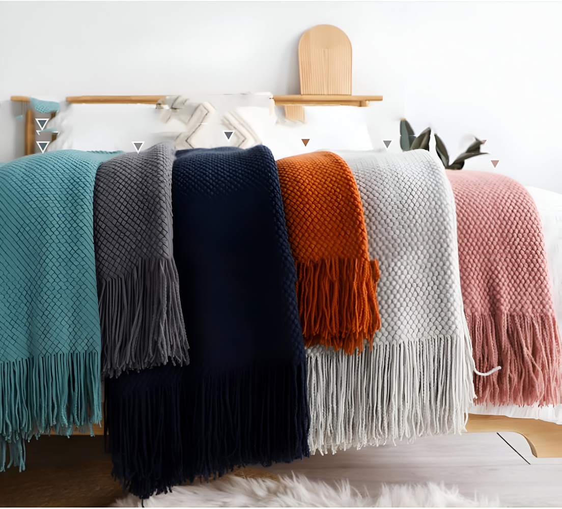 ChunkWeave Cozy – Grovstickad Akrylfilt med Tofsar