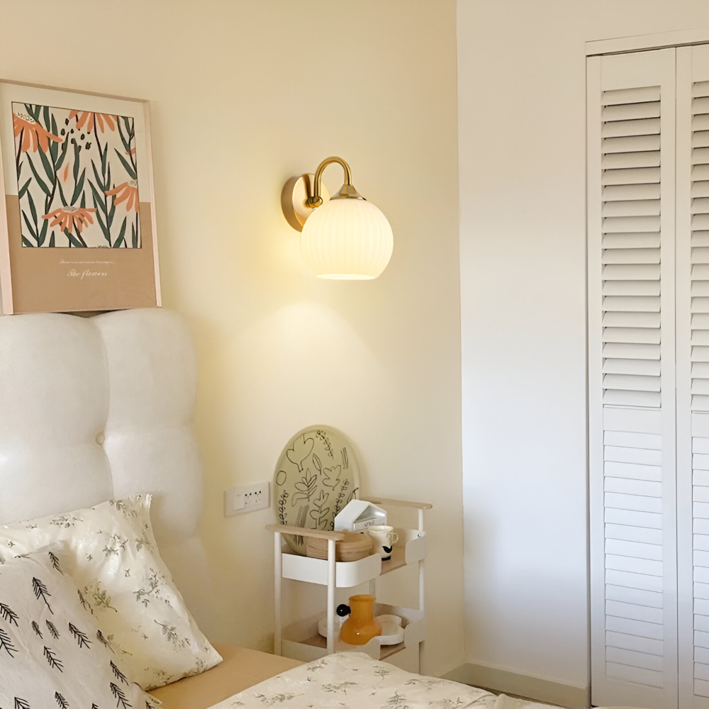 GlowSphere – Randig Glasvägglampa i Modern Klotdesign