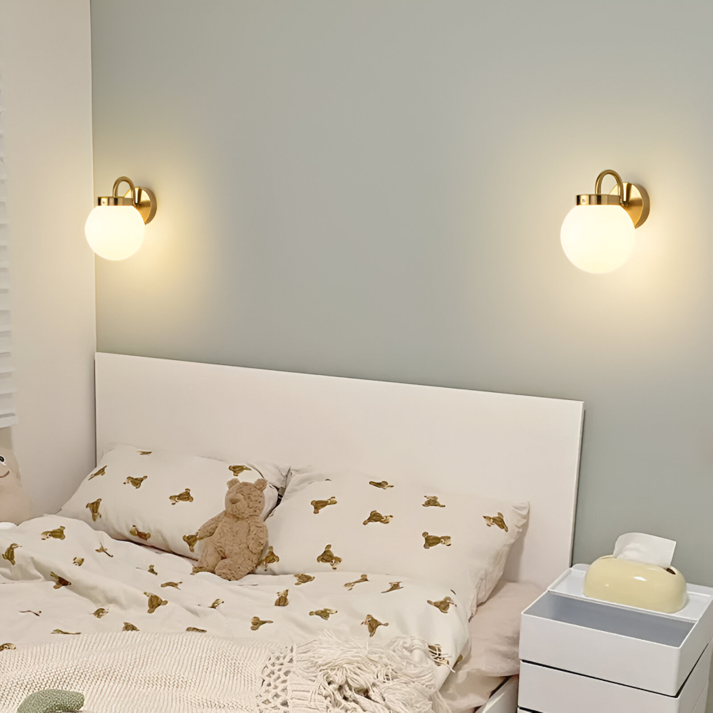 GlowSphere – Randig Glasvägglampa i Modern Klotdesign