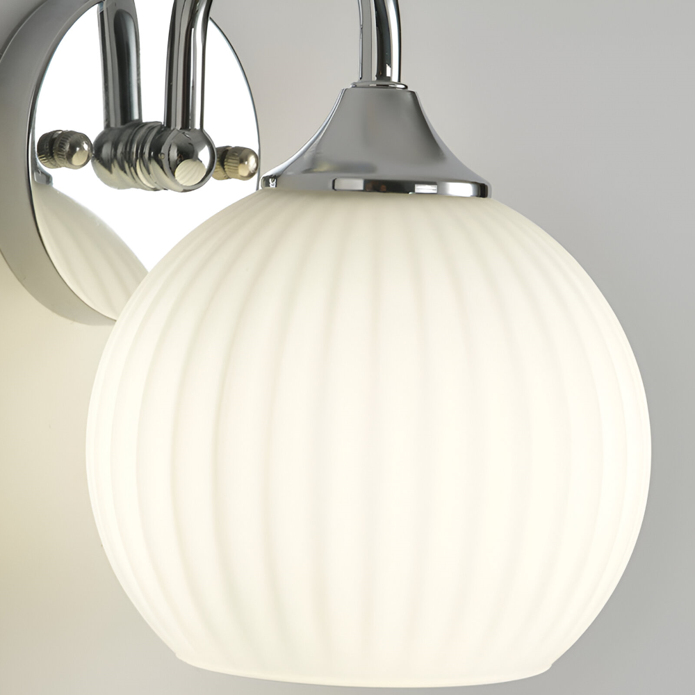 GlowSphere – Randig Glasvägglampa i Modern Klotdesign
