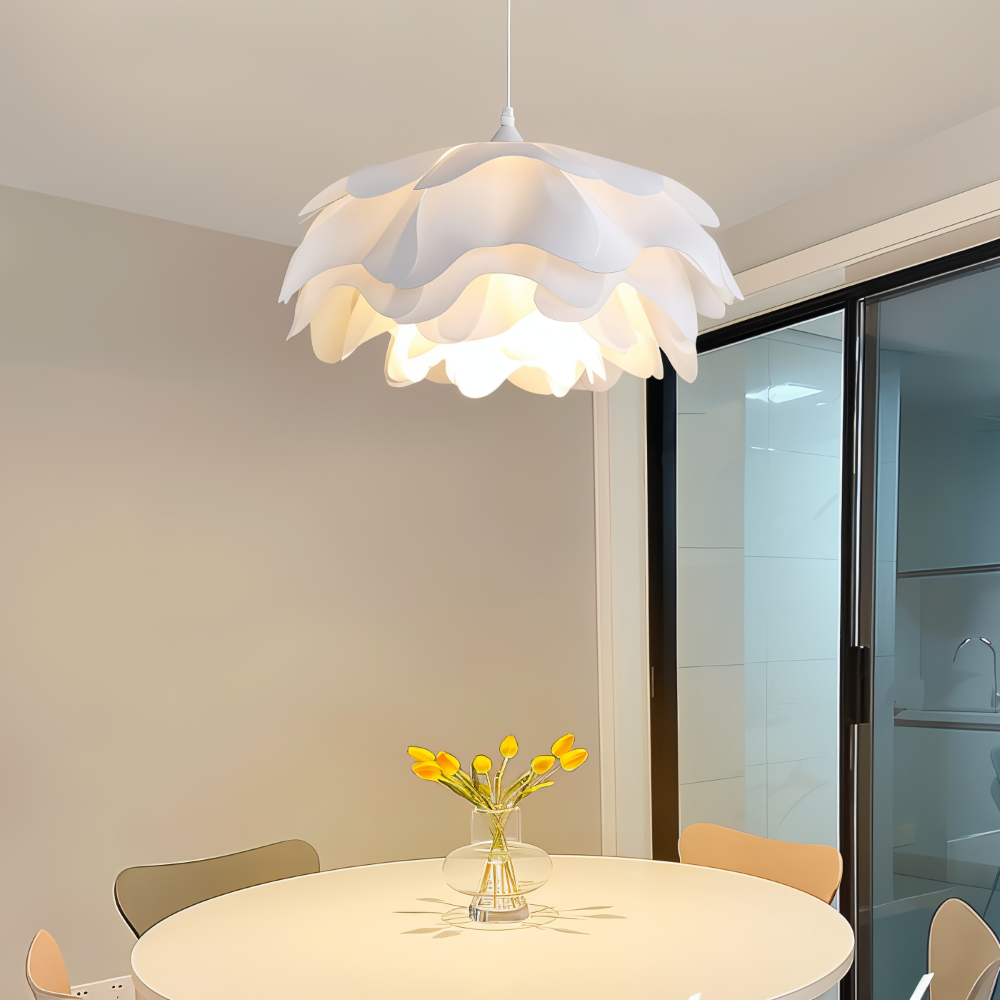 Florania – Designer Taklampa med Blombladsliknande Form