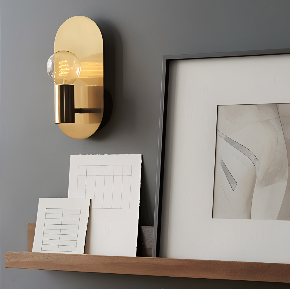 Aurumé – Vägglampa i Polerad Koppar med Oval Guldplatta