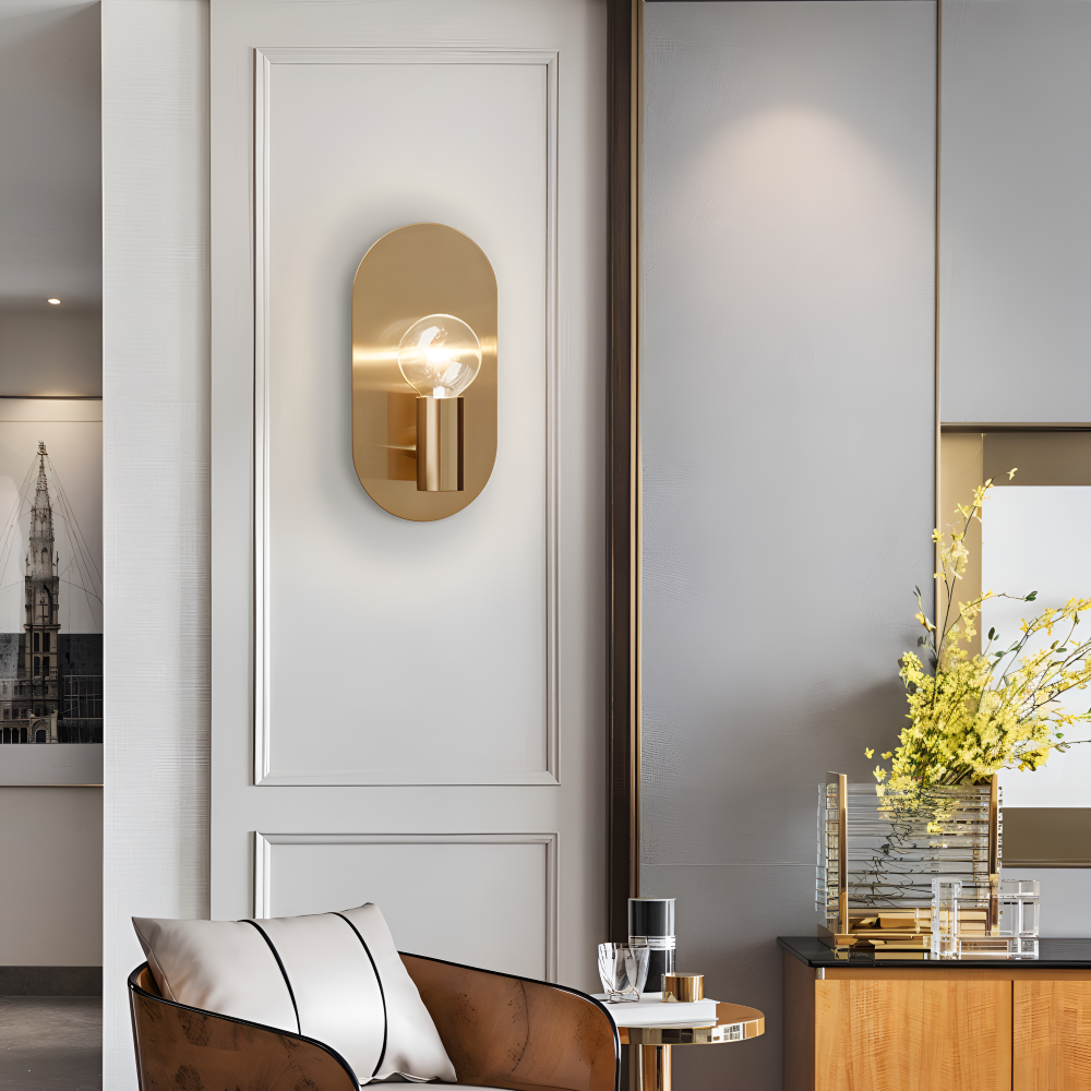 Aurumé – Vägglampa i Polerad Koppar med Oval Guldplatta