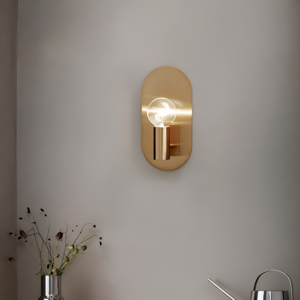 Aurumé – Vägglampa i Polerad Koppar med Oval Guldplatta