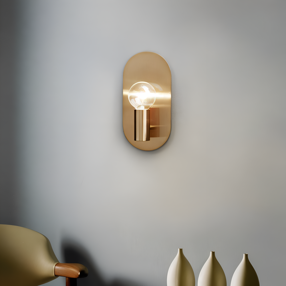 Aurumé – Vägglampa i Polerad Koppar med Oval Guldplatta