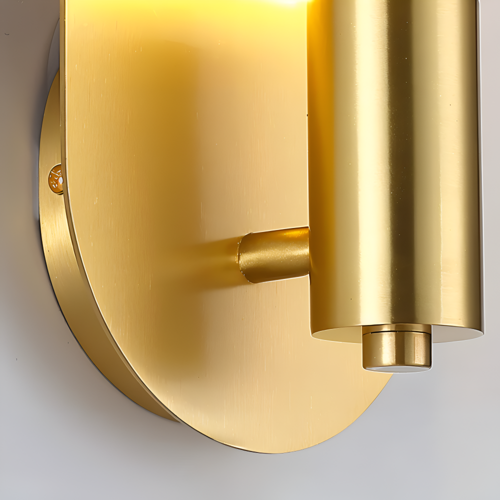 Aurumé – Vägglampa i Polerad Koppar med Oval Guldplatta