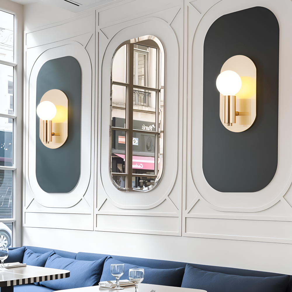 Aurumé – Vägglampa i Polerad Koppar med Oval Guldplatta