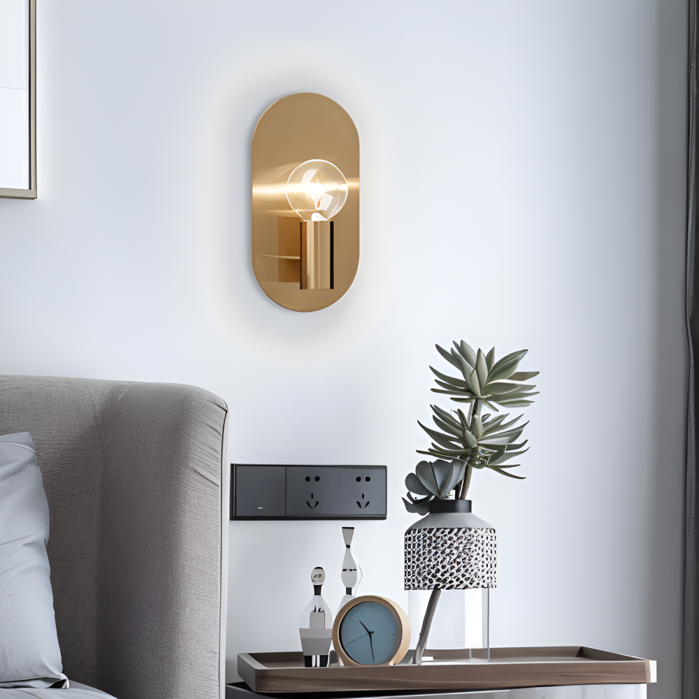 Aurumé – Vägglampa i Polerad Koppar med Oval Guldplatta