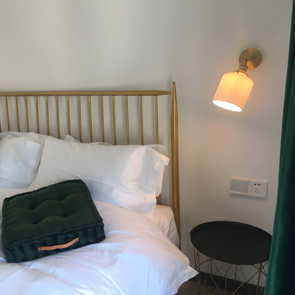 Ceravine Vägglampa – Ribbade Keramiska Vägglampor i Vit Design med Guld Bas