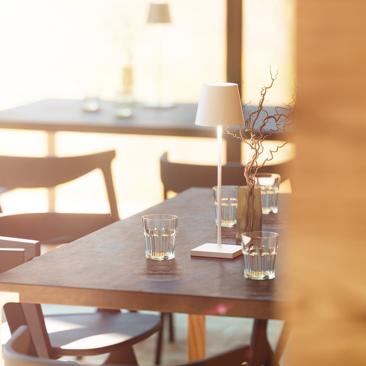 LumoTall – Dimbar svart bordslampa med touchkontroll och trådlös uppladdning (38 cm)