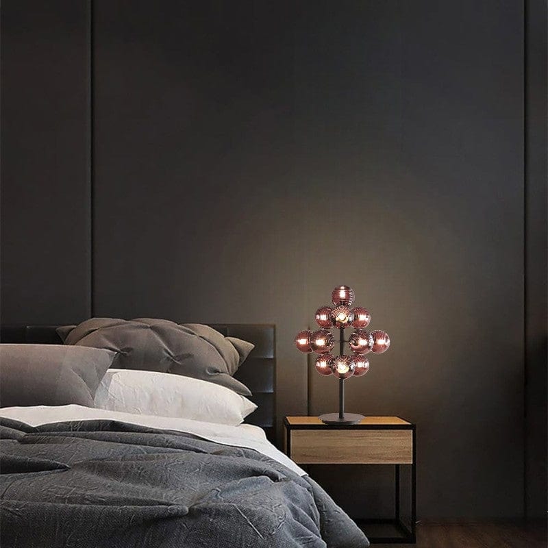 VineLux – Bordslampa i metall och glas med elegant druvdesign