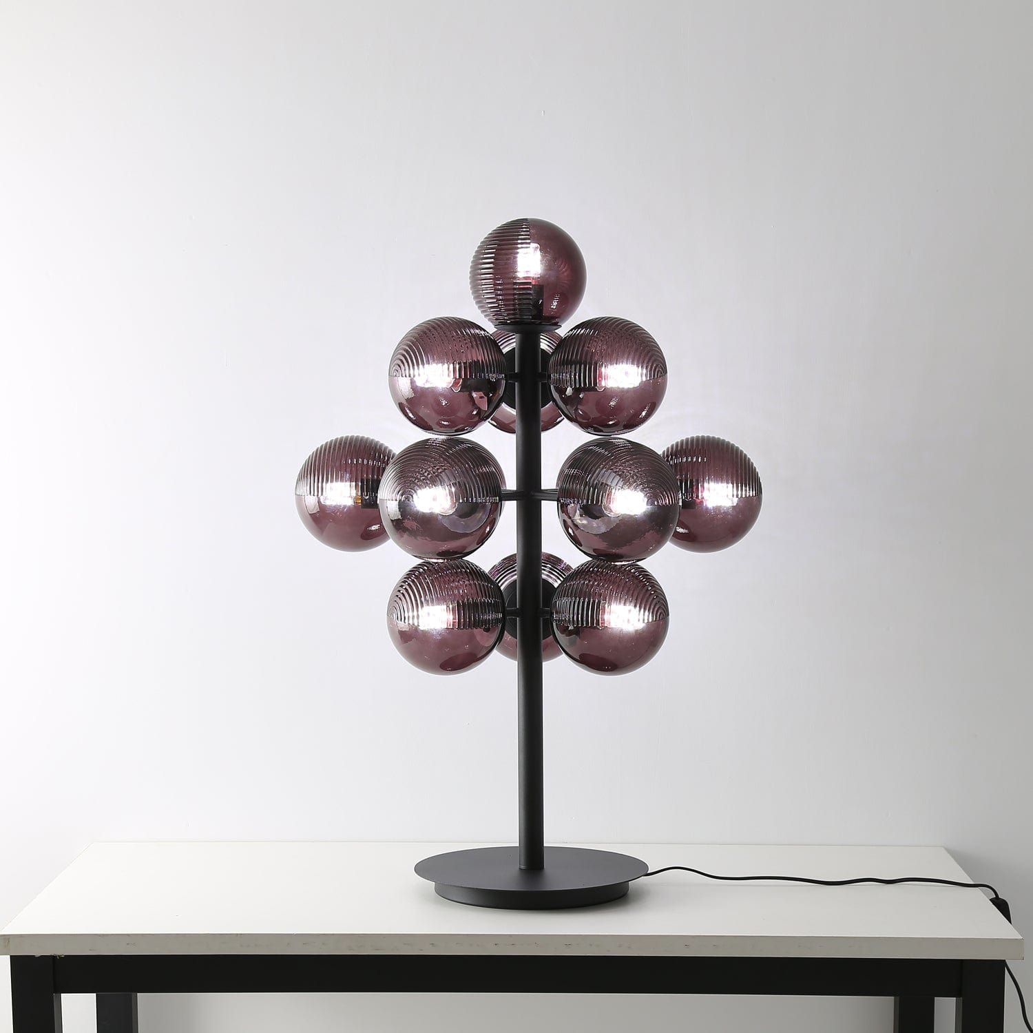 VineLux – Bordslampa i metall och glas med elegant druvdesign