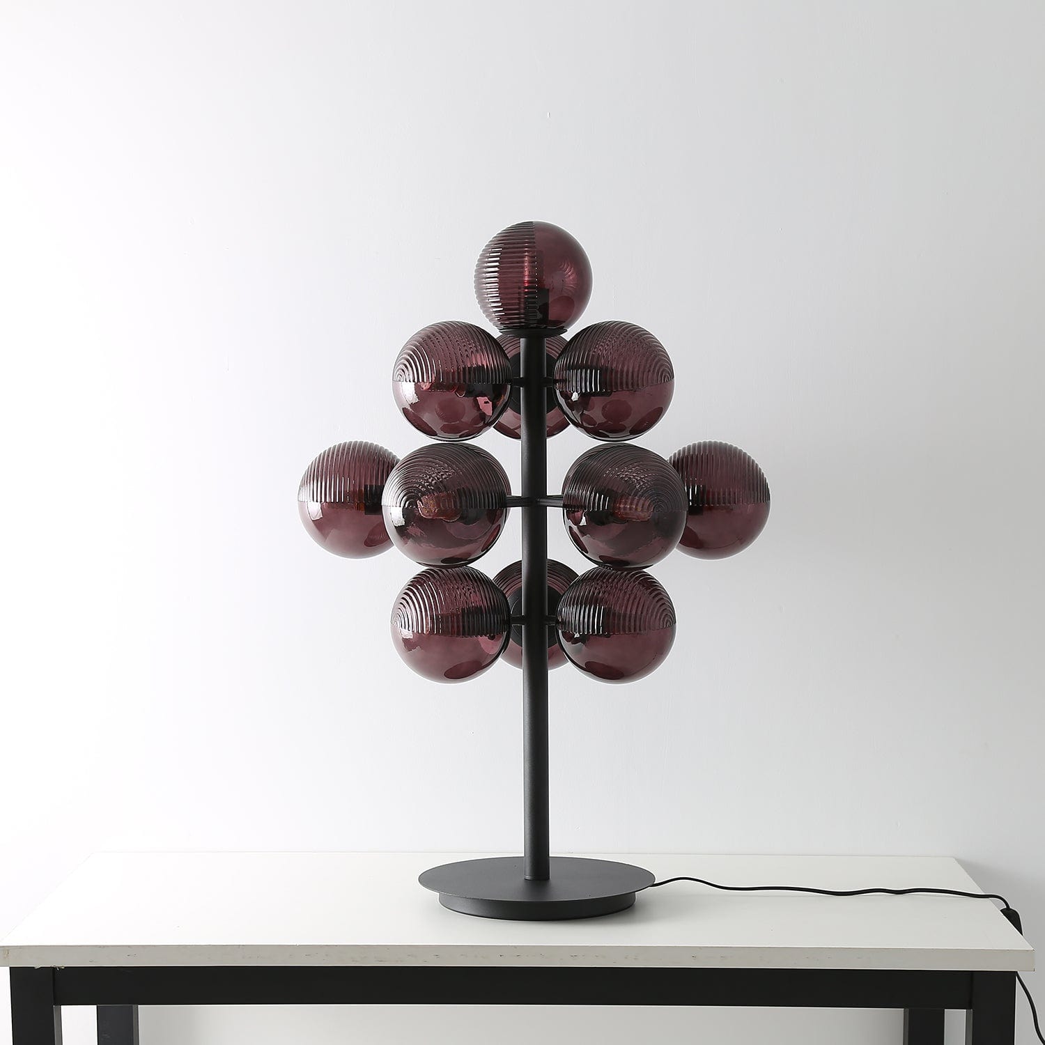 VineLux – Bordslampa i metall och glas med elegant druvdesign