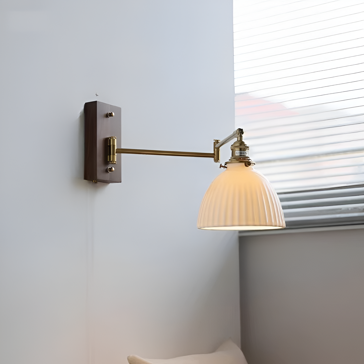 GlowLinn – Justerbar Keramisk Vägglampa med Dragkedja och Trädetaljer