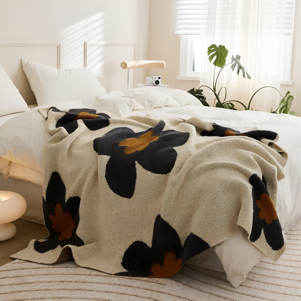 FloraKnit – Stickad Blommönstrad Mysfilt för Hemmets Inredning