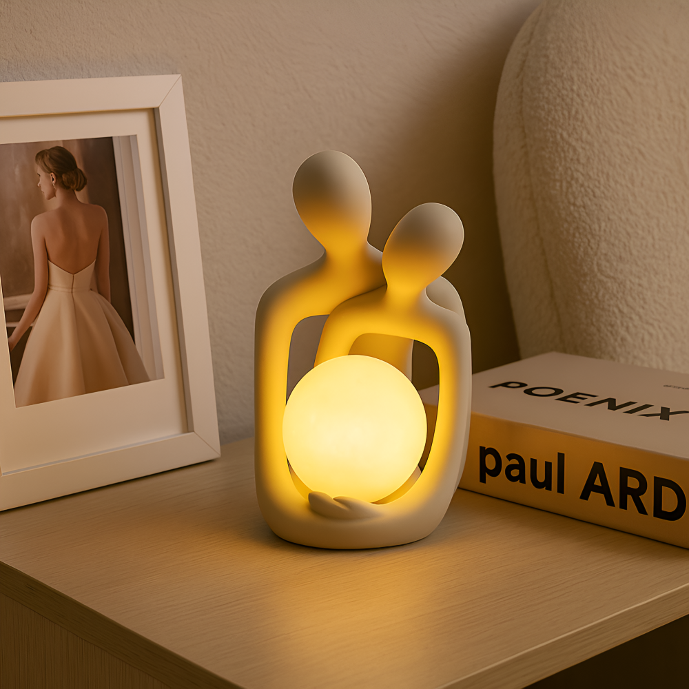 HarmoniPar Skulptur – Elegant Omfamnande Figur i Modern Design