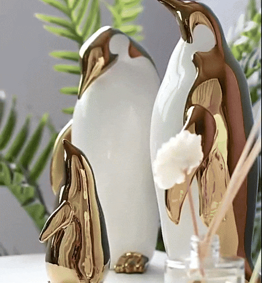 GuldPingu Skulptur – Exklusiv Keramisk Pingvinfigur i Modern Design
