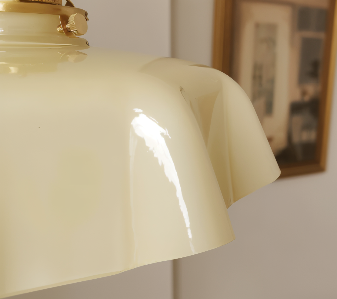 Bellevie – Retro Taklampa i Blomformad Krämfärgad Glasdesign